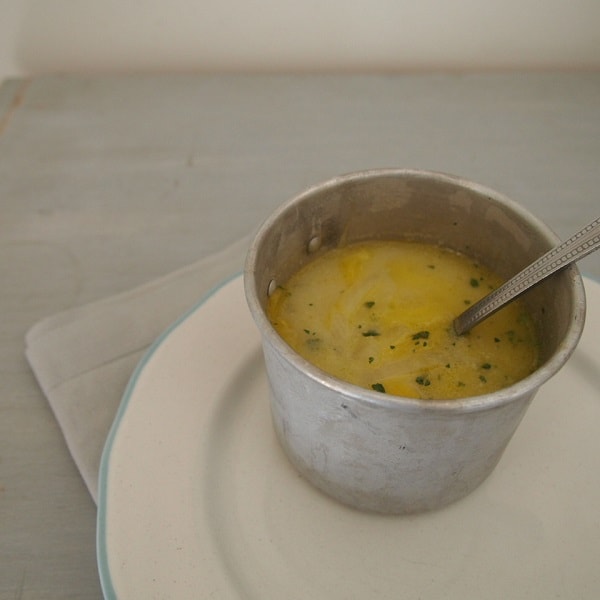 Soupe de poulet avec des carottes, des lentilles corail et du lait de coco